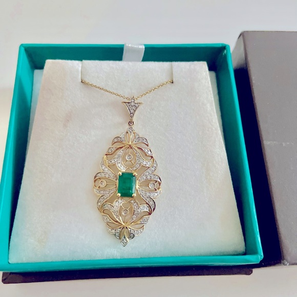 Elegant Emerald, Diamond, and Gold necklace pendant with 14k yellow gold chain. - Picture 4 of 5